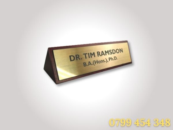 Bảng chức danh gỗ mica